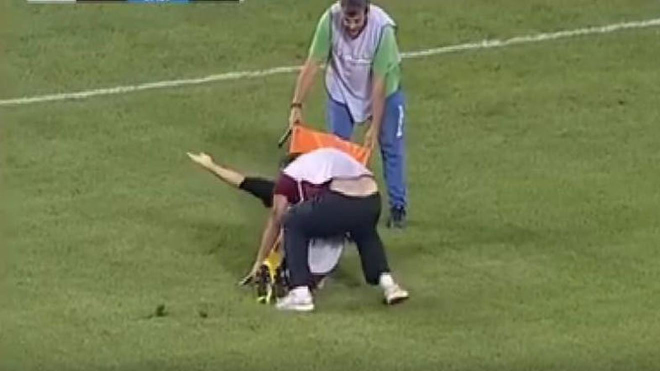 Destul de ciudat, nu? Nici nu vă imaginați ce face acel brancardier cu jucătorul accidentat | VIDEO IREAL