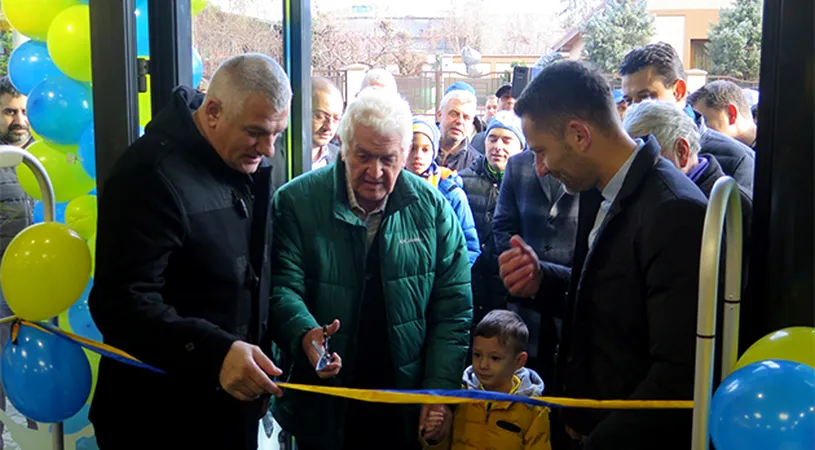Petrolul și-a deschis magazin oficial la stadion.** Mircea Dridea și un micuț suporter al 