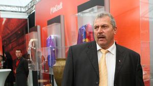 Tănase și Rusescu îi pot schimba look-ul lui Duckadam!** Cea mai tare promisiune pentru 2012: "Dacă ar lua titlul mi-aș rade mustața!"