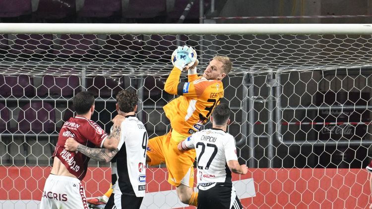 E printre cei mai buni portari din Superliga și pleacă din România. Cu cine semnează după ce l-a refuzat pe Mirel Rădoi