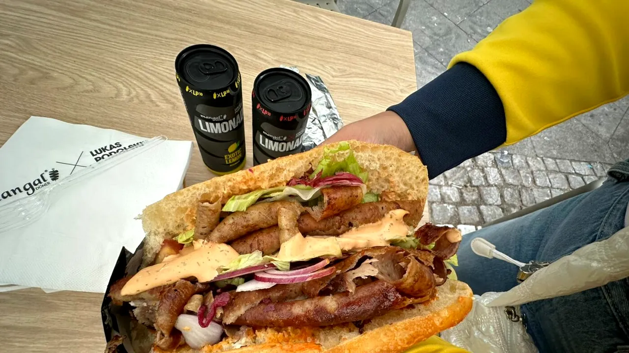 Face avere din kebab şi e fericit la 40 de ani: „Am o viață magnifică”