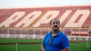 Plătiți din bol! Zamfir și Cristescu, alături de alți 20 de oameni cu bani, au găsit o metodă inedită de a ține Rapidul în viață
