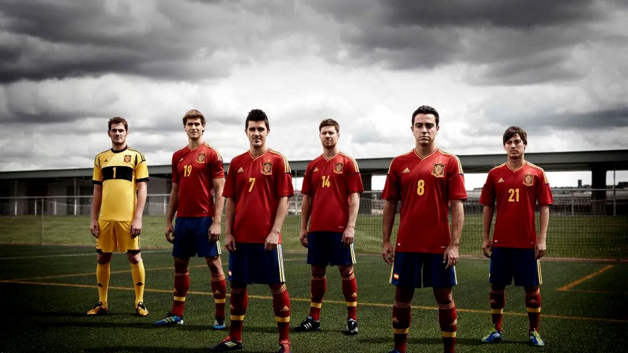 SUPER FOTO!** Spania atacă CE 2012 în haine noi! Noul echipament:
