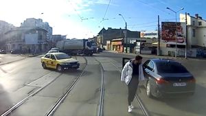După ce a provocat un incident cu vatmanul din București, șoferul de BMW a trecut la jigniri grosolane pe rețelele sociale: ”Români proști și spurcați!” FOTO&VIDEO + A jucat la Steaua