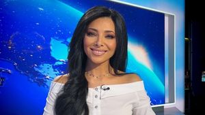 Cu iubitul plecat peste hotare, Corina Caragea își face 'de cap'! Prezentatoarea știrilor sportive de la PRO TV, surprinsă în compania unui bărbat misterios | FOTO