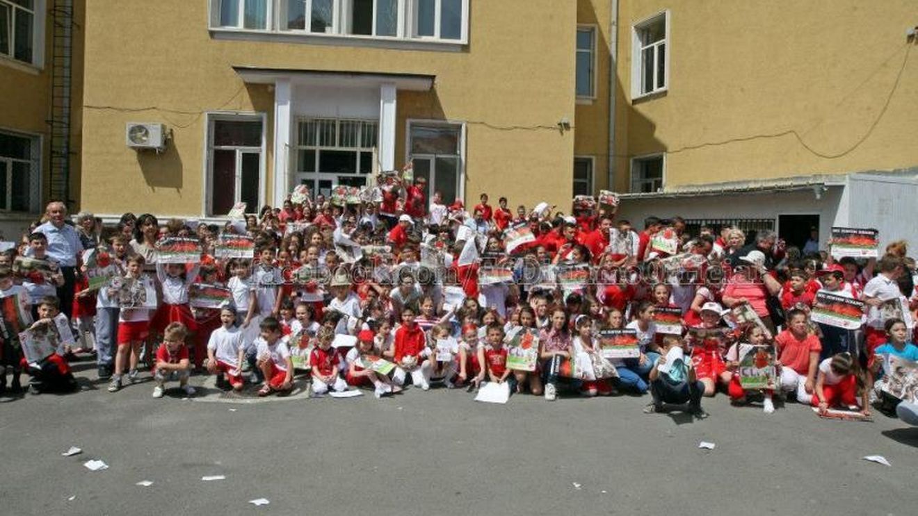 VIDEO Ora de Dinamo! Elevii lui Țălnar "s-au antrenat" pentru meciul cu Viitorul în curtea școlii