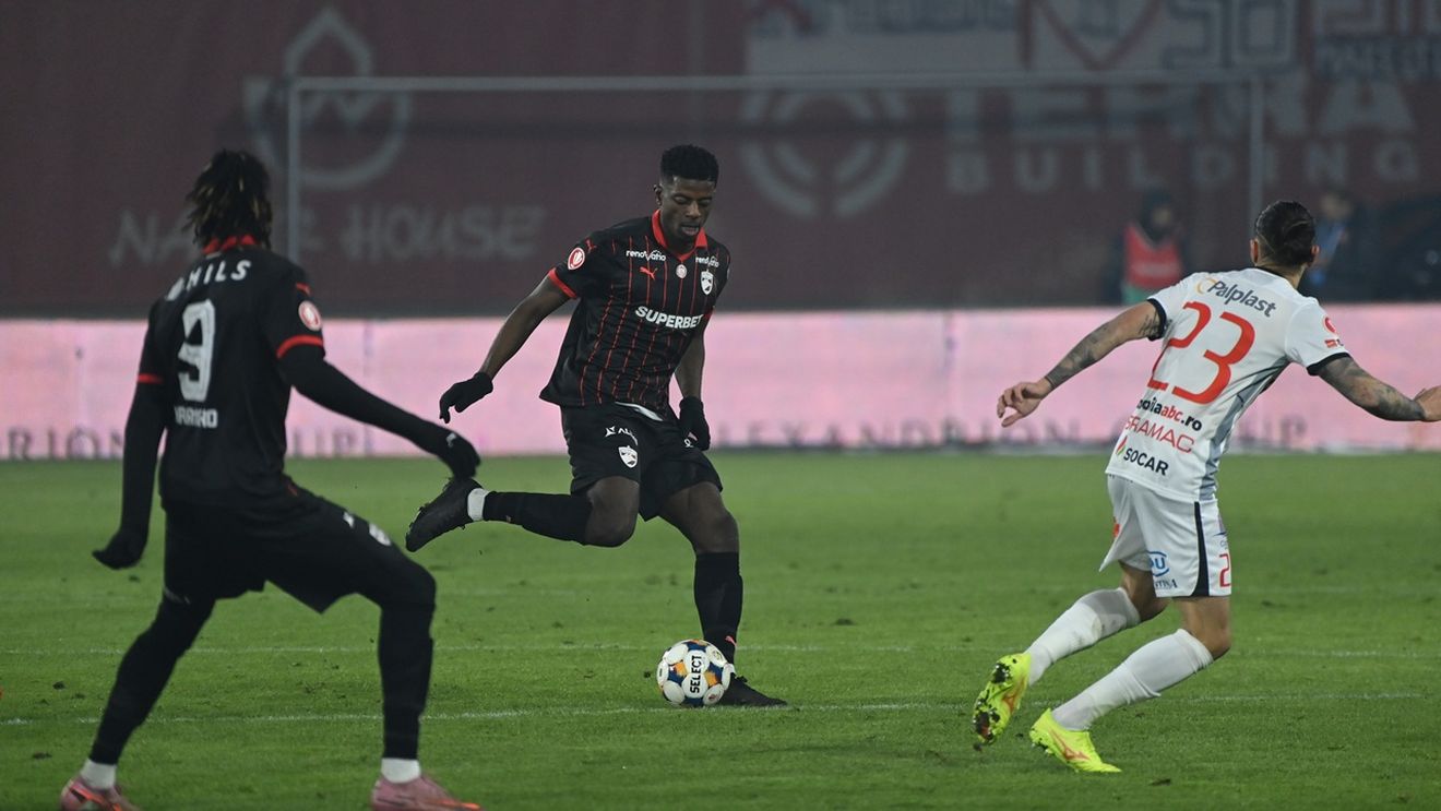 Dinamo negociază cu un congolez care a jucat în Spania și Franța! Înlocuitorul lui Gnahore are 7 selecții la națională