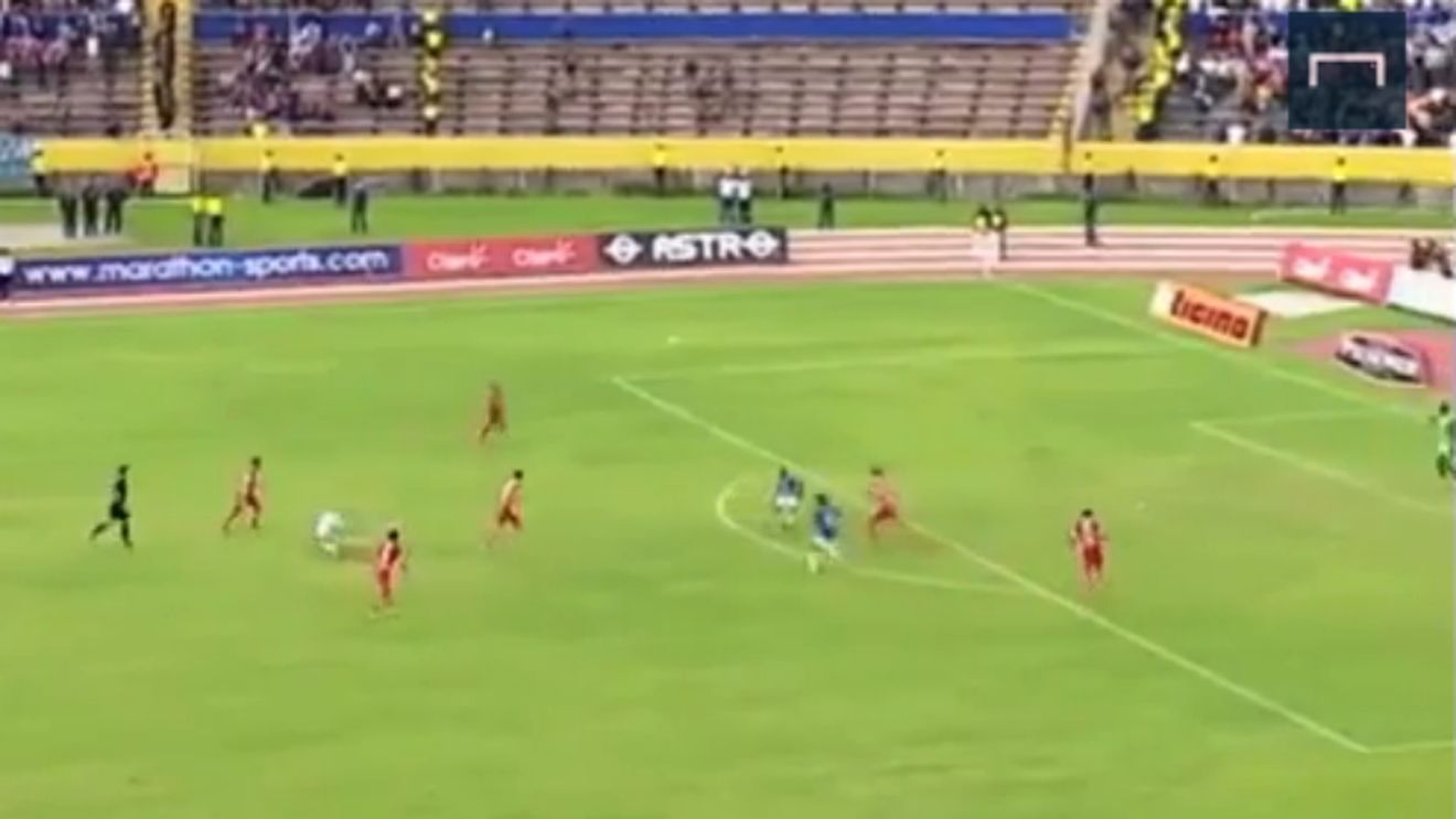 Așa ceva chiar nu s-a mai văzut pe un teren de fotbal: gol din foarfecă, după o pasă de la propriul portar