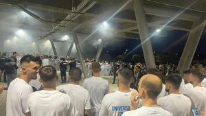 Spectacol în Bănie! Cum i-au încurajat fanii din Peluza Nord pe jucătorii Universităţii Craiova înaintea returului cu Zorya: „Demonstraţi că aveţi valoare!" Mirel Rădoi, alintat de fani | FOTO