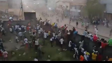 „E plină morga, sunt peste 100 de morți”. Decizia greșită a unui arbitru a declanșat cel mai mare carnagiu din istoria fotbalului, la meciul jucat duminică!