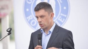 Banner imens ridicat de o macara până la etajul 4 prin care se cere demisia șefului Sportului! „Vrem ministru dedicat, Novak e mereu plecat" . Reacția forului din Vasile Conta