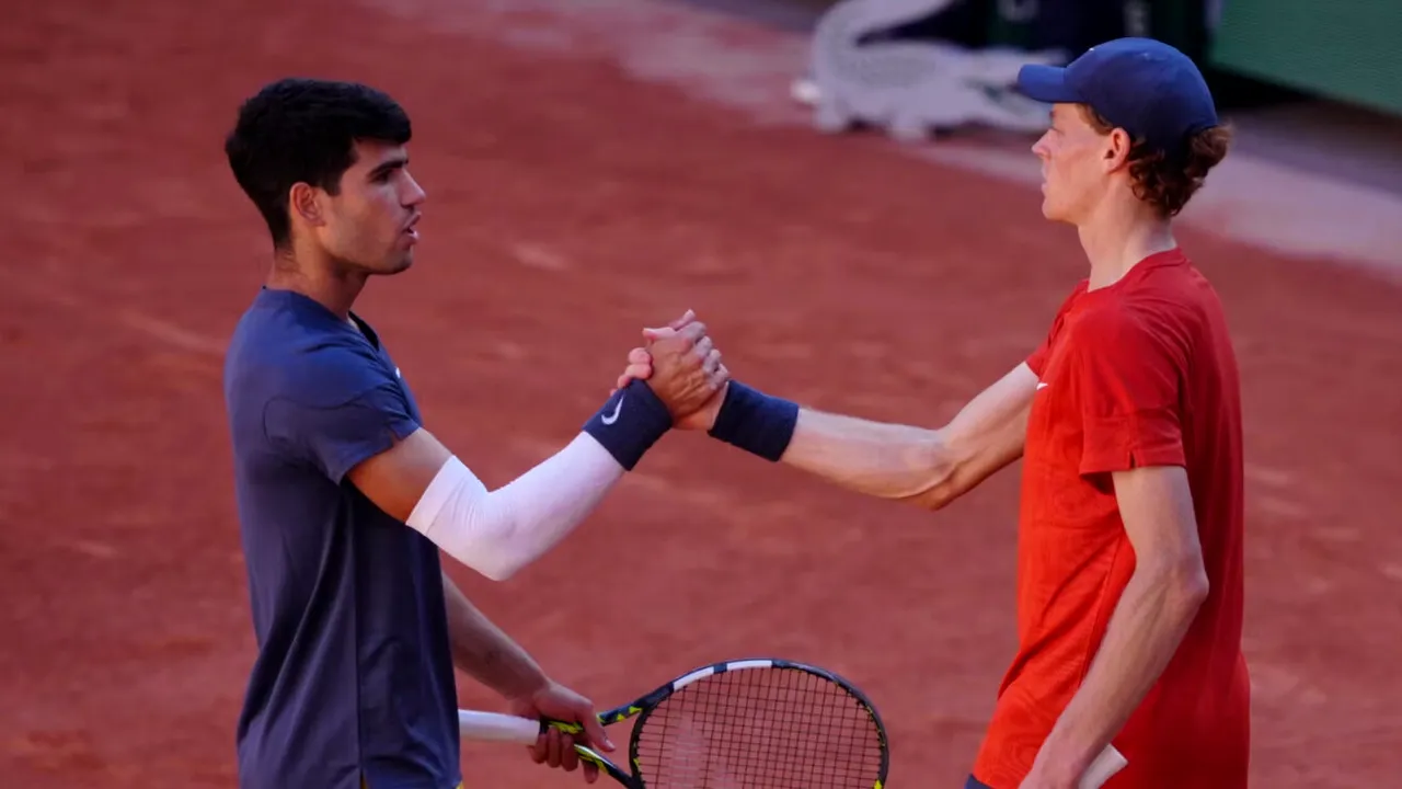 Lovitură cruntă pentru Darren Cahill, chiar în ziua în care Simona Halep a dat de înțeles că l-ar vrea din nou antrenorul ei! Jannik Sinner, elevul australianului și liderul ATP, a fost eliminat de Carlos Alcaraz: spaniolul va juca finala la Roland Garros cu Alexander Zverev!