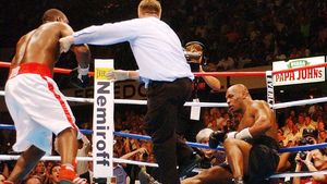 Boxerul care l-a făcut KO pe Mike Tyson a revenit în ring, la 52 de ani! Spectatorii au rămas uluiți de ce s-a întâmplat: „Doamne, Dumnezeule!”