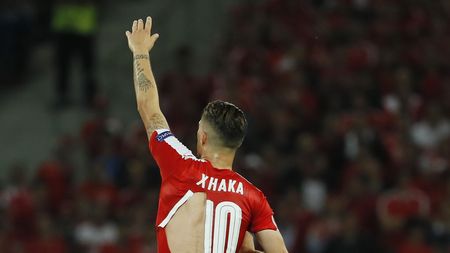 Caz incredibil la Elveția -  Franța 0-0. FOTO: Trei elvețieni s-au ales cu tricourile rupte. Shaqiri: "Sper că Puma nu produce și prezervative!"