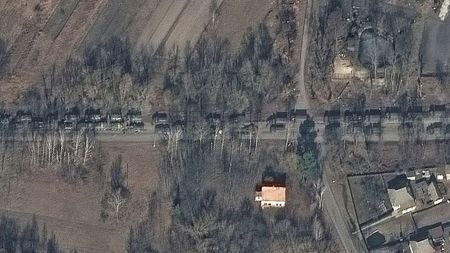 Imaginile terorii, captate prin satelit, bagă groaza în ucraineni și, mai ales, în luptătorii din Kiev, printre care se află și fotbaliștii lui Dinamo! Vladimir Putin a trimis un convoi militar de peste 3 kilometri: sute de tancuri, mașini blindate, mașini de artilerie și aparatură logistică! FOTO