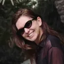 Simona Halep, în costum de baie şi cămaşă transparentă! Cât costă geanta Marni de plajă