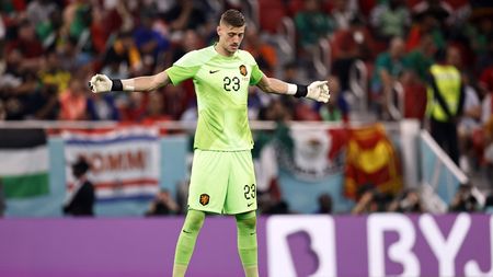 Povestea uluitoare a gigantului din poarta Olandei la Cupa Mondială din Qatar: în 2021 nu avea echipă și familia i-a cerut să se lase de fotbal pentru a deveni polițist, iar acum e numărul 1 pentru Van Gaal!