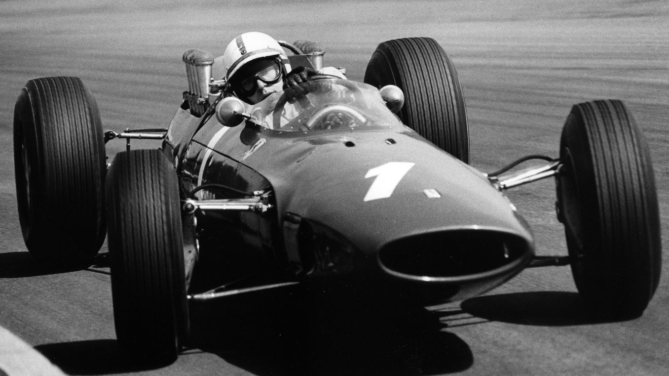 A murit John Surtees, singurul om din lume care a câștigat titlul mondial și în Formula 1, dar și în motociclism

