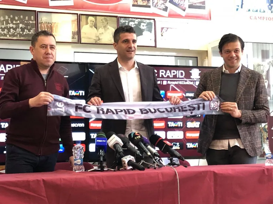 Daniel Niculae (centru) este președintele Rapidului și al doilea om în club după patronul Victor Angelescu (dreapta)