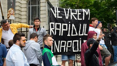 Scandal după meciul Rapidului de la Buzău! Jucătorii și-au găsit cauciucurile tăiate la mașini | EXCLUSIV