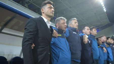 EXCLUSIV | Incredibil! Un fotbalist a pus la cale demiterea selecționerului: "Să vezi ce îi fac ăstuia când ajungem în țară! Vorbesc cu tata". A încercat să tragă sforile după o deplasare cu naționala