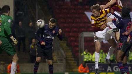 Surpriză în Cupa Ligii Angliei:** Arsenal a fost scoasă la penalty-uri de o echipă de liga a IV-a, care nu mai ajunsese în semifinale de 101 ani