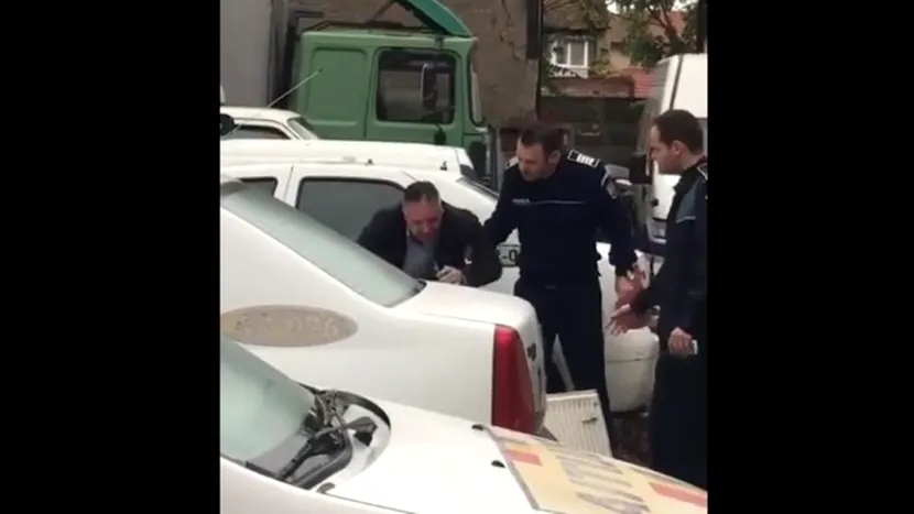 VIDEO | Un polițist a izbucnit în plâns după ce a aflat că e acuzat de șantaj
