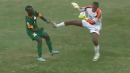 VIDEO Intrare de "targă" la Cupa Africii pe Națiuni:** un portar inconștient vrea să-și rupă adversarul! Ce urmează a uimit publicul