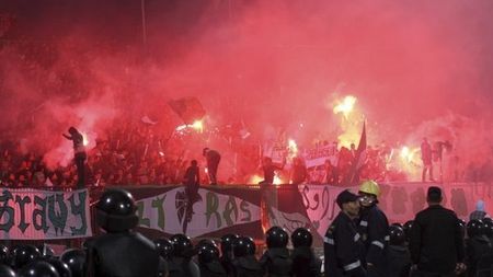INFERN pe o arenă din Egipt! Cel puțin 75 de morți, după ce mii de fani au invadat terenul! VIDEO** Cel mai tragic eveniment sportiv din ultimii ani: "Ă‚sta e RĂ‚ZBOI!"