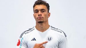 U Cluj a transferat un fotbalist trecut pe la juniorii lui Bayern Munchen! Fiul Ruxandrei Dragomir a semnat contractul