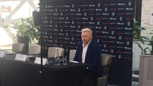 Boris Becker, în România! Fostul mare tenismen e în cârje, dar face prima mutare în sportul minții. FOTO