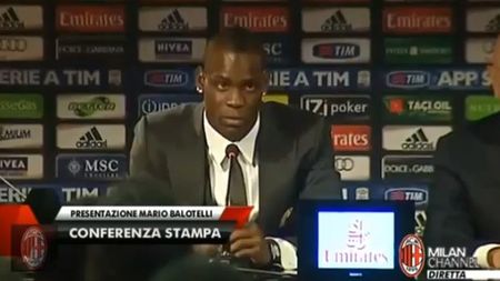 Aplauze la conferința de presă de prezentare a lui Balotelli la Milan! "Ia stai puțin!"** VIDEO - Răzbunare infantilă: ce i-a spus "Super Mario" unui jurnalist