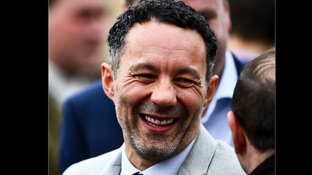 S-a umplut de bani după ce fratele său celebru s-a culcat cu soția lui. Bărbatul a dezvăluit suma uriașă pe care a scos-o după ce nevasta l-a trădat cu cumnatul ei