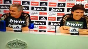 VIDEO Mourinho, "one man show"!** "Specialul" i-a ignorat pe jurnaliști și s-a apucat să-i facă dedicații "dublurii" sale