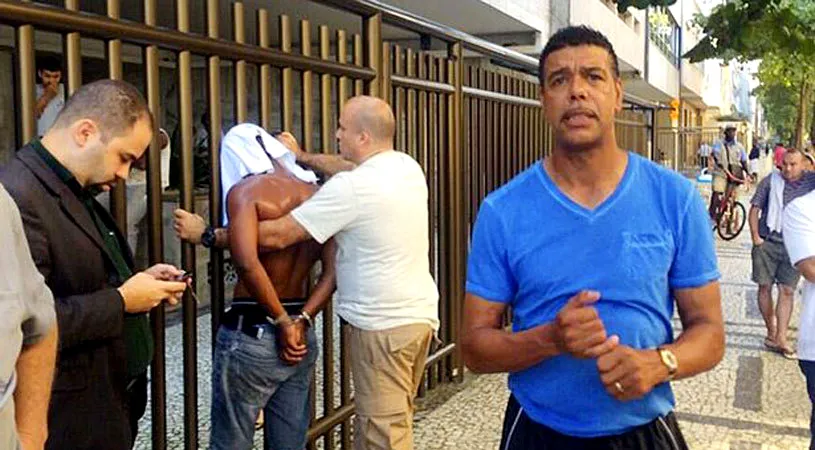 FOTO | Chris Kamara e vedeta zilei. Prezentatorul TV a reușit să prindă un infractor în Brazilia și l-a dat pe mâna poliției