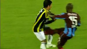 VIDEO ȘOCANT** Reacția lui Emre după ce a fost lovit dur de Zokora: "Îi mulțumesc lui Alah că am deja un copil!"