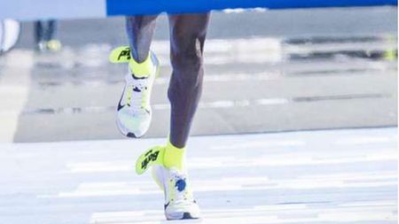 VIDEO | Un maratonist a ratat recordul mondial pentru că pantofii Nike s-au dezintegrat în alergare