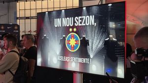 Cum arată noul tricou FCSB pentru sezonul 2026-2027! Show la prezentare cu Bîrligea şi Tănase: baie de mulțime printre sute de fani!