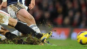 "Diavolii" schimbă gazonul după șase ani!