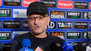 Adrian Mititelu e gata să o întărească pe rivala patronată de Mihai Rotaru cu vedetele de la FCU Craiova: "N-aş refuza un transfer la el. Am vândut la Steaua şi la Dinamo"