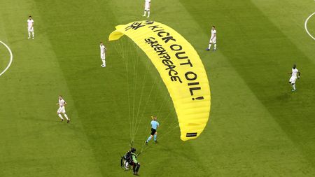 Activistul Greenpeace, la un pas să fie împușcat la meciul Franța - Germania 1-0. „Lunetiștii îl aveau în vizor. Ar fi plătit cu viața!”