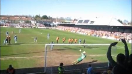 VIDEO Mii de oameni au apărat acest penalty și au pus umărul la salvarea echipei!** Scene incredibile după un 11m ratat în minutul 90+2