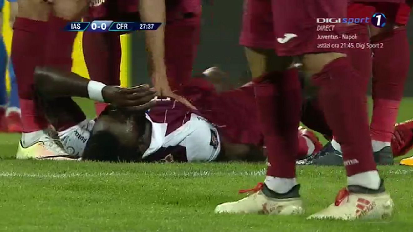 Moment halucinant la Iași! FOTO | Frăsinescu și Boli s-au accidentat din cauza gazonului și au fost înlocuiți. Stoican și Petrescu au rămas fără cuvinte