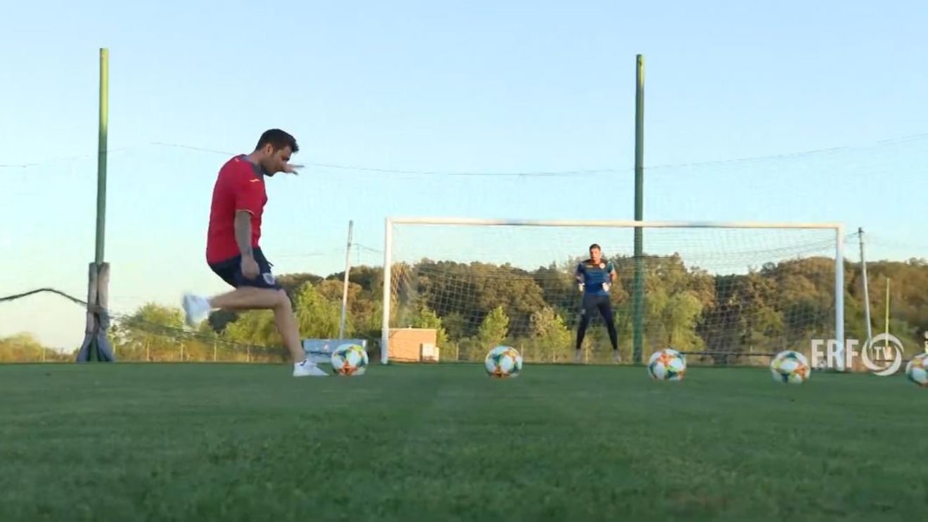 Anii trec, talentul rămâne. Adrian Mutu execută impecabil loviturile libere la 41 de ani | VIDEO