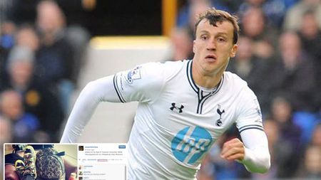 FOTO | Chiricheș și-a pozat încălțările de 1000 de dolari lângă cartea unuia dintre cei mai cunoscuți scriitori contemporani