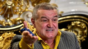 Gigi Becali dezvăluie cine sunt cei 3 oameni de la FCSB pe care i-ar trece prin foc şi sabie dacă jucătorii săi ar ajunge să se destrăbăleze în cluburi de noapte ca Andrei Borza și Alexandru Albu: „Ei ar fi de vină”. VIDEO