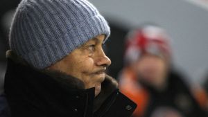 SUPER VIDEO** Răzvan Cociș îl învinge pe Mircea Lucescu: bară-gol cu capul!
