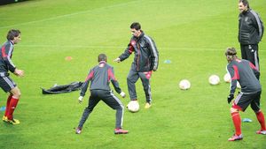 Momente penibile în 'deschiderea' meciului dintre Steaua și Ajax!** Românii s-au făcut de râs: au angajat o translatoare care nu înțelegea olandeza. Cum s-au "scos"