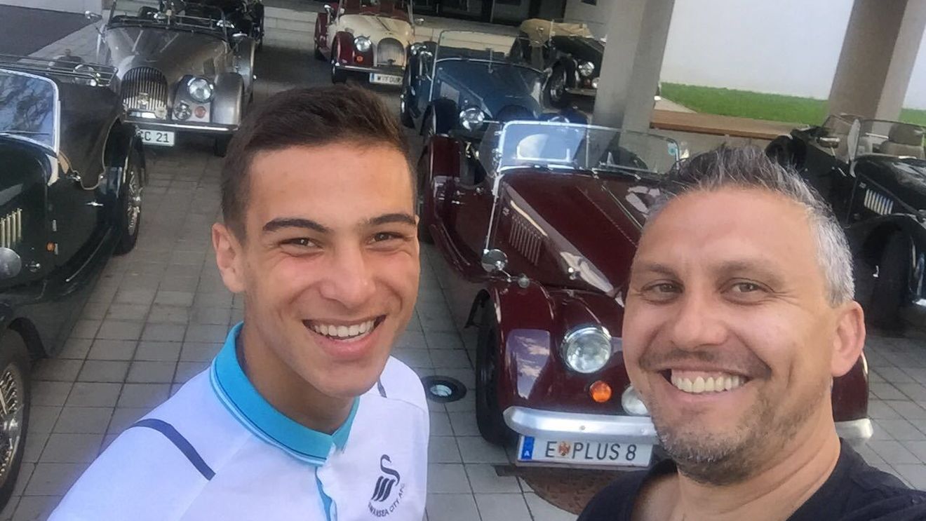 Da, avem fotbaliști! În numele tatălui. "Ne dorim să debuteze în Premier League. Dacă va continua la fel, are toate șansele". Dulca impresionează în Anglia