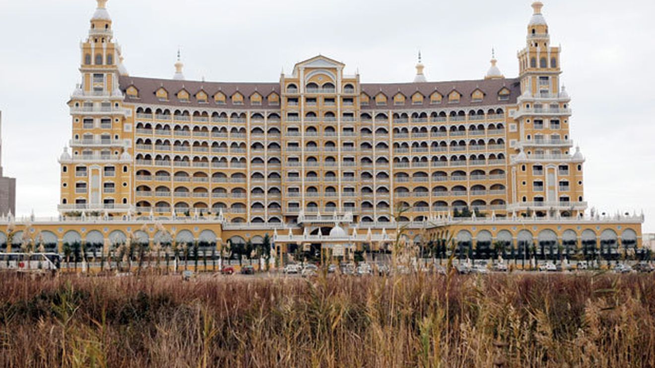 Steliștii stau într-un Palat!** Ă‚sta este luxul în care se lăfăie elevii lui Ilie Stan în Antalya